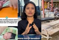 Tenaga medis Puskesmas Stabat Lama membantu persalinan seorang ibu hamil di dalam ambulans saat proses evakuasi akibat banjir di Kabupaten Langkat, Sumatera Utara.