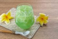Segelas es kuwut khas Bali berisi kelapa muda, melon hijau, biji selasih, dan es batu yang menyegarkan.