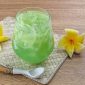 Segelas es kuwut khas Bali berisi kelapa muda, melon hijau, biji selasih, dan es batu yang menyegarkan.
