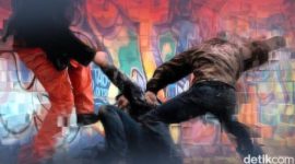 Petugas membawa pedagang tahu bulat berinisial A ke pos polisi setelah warga menangkapnya di Pasar Minggu, Jakarta Selatan.