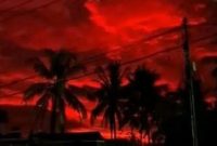 Langit berwarna merah tampak menyelimuti wilayah selatan Pandeglang, Banten, akibat fenomena optik atmosfer saat matahari terbenam.