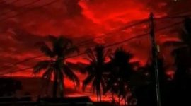 Langit berwarna merah tampak menyelimuti wilayah selatan Pandeglang, Banten, akibat fenomena optik atmosfer saat matahari terbenam.