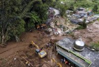 Foto kerusakan akibat banjir bandang di Karo, Sumatra Utara. Ahli UGM menilai bencana ini terkait kerusakan hutan hulu. Foto: AP/Binsar Bakkara