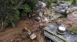 Foto kerusakan akibat banjir bandang di Karo, Sumatra Utara. Ahli UGM menilai bencana ini terkait kerusakan hutan hulu. Foto: AP/Binsar Bakkara