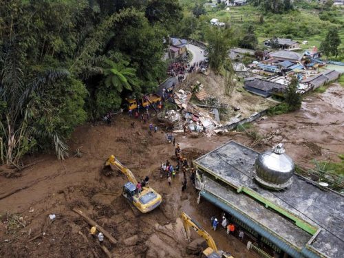 Foto kerusakan akibat banjir bandang di Karo, Sumatra Utara. Ahli UGM menilai bencana ini terkait kerusakan hutan hulu. Foto: AP/Binsar Bakkara