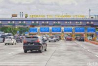Kendaraan melintas di Gerbang Tol Cikampek Utama, Karawang, Jawa Barat, saat arus mudik Natal dan Tahun Baru (Nataru).