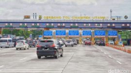 Kendaraan melintas di Gerbang Tol Cikampek Utama, Karawang, Jawa Barat, saat arus mudik Natal dan Tahun Baru (Nataru).
