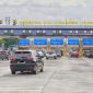 Kendaraan melintas di Gerbang Tol Cikampek Utama, Karawang, Jawa Barat, saat arus mudik Natal dan Tahun Baru (Nataru).