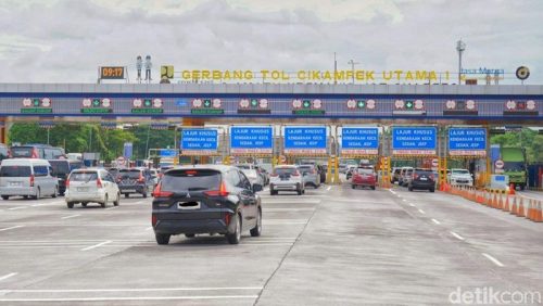 Kendaraan melintas di Gerbang Tol Cikampek Utama, Karawang, Jawa Barat, saat arus mudik Natal dan Tahun Baru (Nataru).
