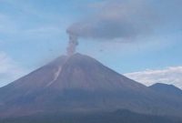 Gunung Semeru di Jawa Timur terlihat mengeluarkan abu vulkanik saat erupsi