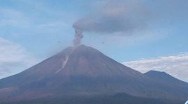 Gunung Semeru di Jawa Timur terlihat mengeluarkan abu vulkanik saat erupsi
