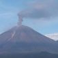 Gunung Semeru di Jawa Timur terlihat mengeluarkan abu vulkanik saat erupsi