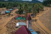 Petugas Basarnas menyisir area terdampak banjir bandang dan longsor untuk mencari korban yang masih hilang.