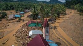 Petugas Basarnas menyisir area terdampak banjir bandang dan longsor untuk mencari korban yang masih hilang.