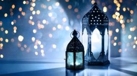 Lentera bercahaya menjadi simbol cahaya iman dan keutamaan Bulan Rajab, salah satu bulan haram yang dimuliakan Allah SWT.