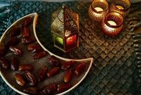 Ilustrasi kurma dan lentera hias yang melambangkan persiapan menyambut bulan suci Ramadan.