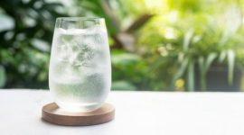 Segelas air es sering dikaitkan dengan mitos dapat membuat tubuh gemuk setelah makan berlemak.