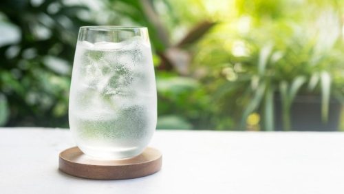 Segelas air es sering dikaitkan dengan mitos dapat membuat tubuh gemuk setelah makan berlemak.