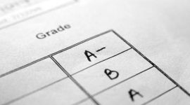 Seorang ayah mengambil rapor anak di sekolah sebagai bagian dari Gerakan Ayah Mengambil Rapor (GEMAR) yang digagas BKKBN.