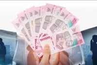 Ilustrasi UMP 2026 dengan amplop berisi uang rupiah.
