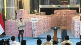 Jaksa Agung ST Burhanuddin menyampaikan penjelasan Satgas PKH terkait klarifikasi 27 perusahaan yang diduga berkontribusi terhadap banjir bandang dan longsor di Sumatera dalam acara penyerahan uang rampasan negara di Kejaksaan Agung, Jakarta.