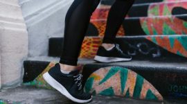 Ilustrasi jalan kaki. Jalan kaki terputus-putus kurang efektif; ritme yang tepat penting untuk manfaat maksimal tubuh. (Pexels/RDNE Stock project)