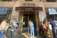 Suasana di depan Angelina, kafe favorit Coco Chanel di Paris, Prancis. (Foto: Daniel Ngantung)

