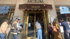 Suasana di depan Angelina, kafe favorit Coco Chanel di Paris, Prancis. (Foto: Daniel Ngantung)

