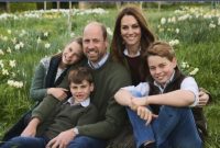 Potret keluarga Pangeran William dan Kate Middleton untuk Natal 2025. (Foto: Instagram/@princeandprincessofwales)

