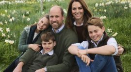 Potret keluarga Pangeran William dan Kate Middleton untuk Natal 2025. (Foto: Instagram/@princeandprincessofwales)

