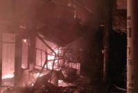 Petugas Suku Dinas Pemadam Kebakaran Jakarta Barat memadamkan kebakaran yang menghanguskan delapan rumah di Jalan Karya Dalam III, Grogol Petamburan, Jakarta Barat, Senin (22/12/2025).