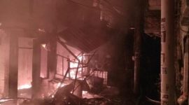 Petugas Suku Dinas Pemadam Kebakaran Jakarta Barat memadamkan kebakaran yang menghanguskan delapan rumah di Jalan Karya Dalam III, Grogol Petamburan, Jakarta Barat, Senin (22/12/2025).