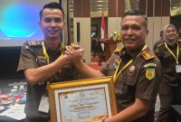 Kejari Sungai Penuh terima penghargaan Pidsus terbaik Jambi 2025.