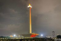 Warga memadati kawasan Monumen Nasional (Monas) untuk merayakan malam pergantian tahun 2025 di Jakarta.