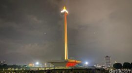 Warga memadati kawasan Monumen Nasional (Monas) untuk merayakan malam pergantian tahun 2025 di Jakarta.