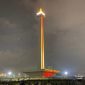 Warga memadati kawasan Monumen Nasional (Monas) untuk merayakan malam pergantian tahun 2025 di Jakarta.