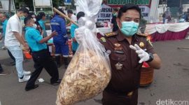 Kejaksaan Negeri (Kejari) Kabupaten Bogor memusnahkan 'keripik pisang narkoba'. (Rizky/detikcom)