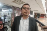 Wakil Ketua DPR RI Syaiful Huda menjawab pertanyaan wartawan saat ditemui di sebuah gedung perkantoran.