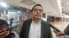 Wakil Ketua DPR RI Syaiful Huda menjawab pertanyaan wartawan saat ditemui di sebuah gedung perkantoran.