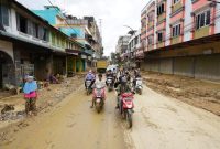 Foto: Kondisi Aceh Tamiang yang penuh lumpur sisa banjir besar (dok. BNPB)

