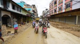 Foto: Kondisi Aceh Tamiang yang penuh lumpur sisa banjir besar (dok. BNPB)

