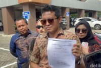Kuasa hukum nenek Elina menunjukkan dokumen akta jual beli saat memberikan keterangan kepada wartawan di Polda Jawa Timur terkait dugaan pengusiran paksa dan sengketa rumah, Minggu (28/12/2025).