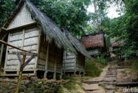 Deretan rumah adat masyarakat Baduy di Desa Kanekes, Lebak, Banten, yang berada di kawasan ulayat dan dijaga ketat melalui aturan adat, termasuk larangan penggunaan drone bagi wisatawan