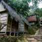 Deretan rumah adat masyarakat Baduy di Desa Kanekes, Lebak, Banten, yang berada di kawasan ulayat dan dijaga ketat melalui aturan adat, termasuk larangan penggunaan drone bagi wisatawan