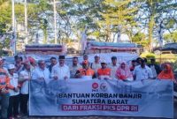 Gubernur  bersama perwakilan Fraksi PKS DPR RI menyalurkan bantuan logistik untuk korban banjir Sumatera Barat, didukung oleh pemerintah provinsi dalam upaya percepatan penanganan bencana ( Foto Istimewa)