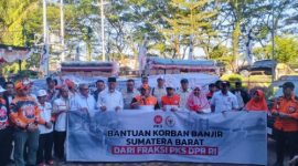 Gubernur  bersama perwakilan Fraksi PKS DPR RI menyalurkan bantuan logistik untuk korban banjir Sumatera Barat, didukung oleh pemerintah provinsi dalam upaya percepatan penanganan bencana ( Foto Istimewa)