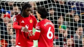 Ayden Heaven (kiri) senang Man United bisa clean sheet lagi. (Foto: Manchester United via Getty Imag/Ash Donelon)