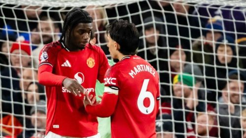 Ayden Heaven (kiri) senang Man United bisa clean sheet lagi. (Foto: Manchester United via Getty Imag/Ash Donelon)