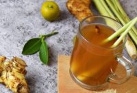 Air rebusan jahe, sereh, kayu manis, dan cengkeh disajikan hangat sebagai minuman herbal alami penunjang kesehatan tubuh.