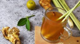 Air rebusan jahe, sereh, kayu manis, dan cengkeh disajikan hangat sebagai minuman herbal alami penunjang kesehatan tubuh.